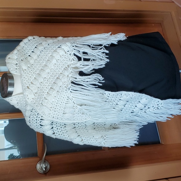 Vintage Hand Crocheted Off-White triangular shawl with Fringe - Picture 2 of 4